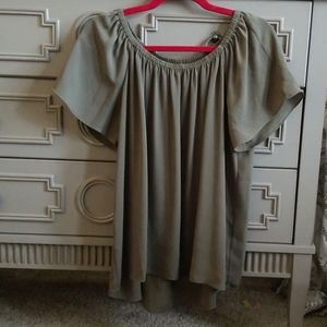 VINCE CAMUTO green flutter sleeve blouse. Small